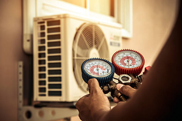 Professional Ac Installation technician working in Palm Beach, FL